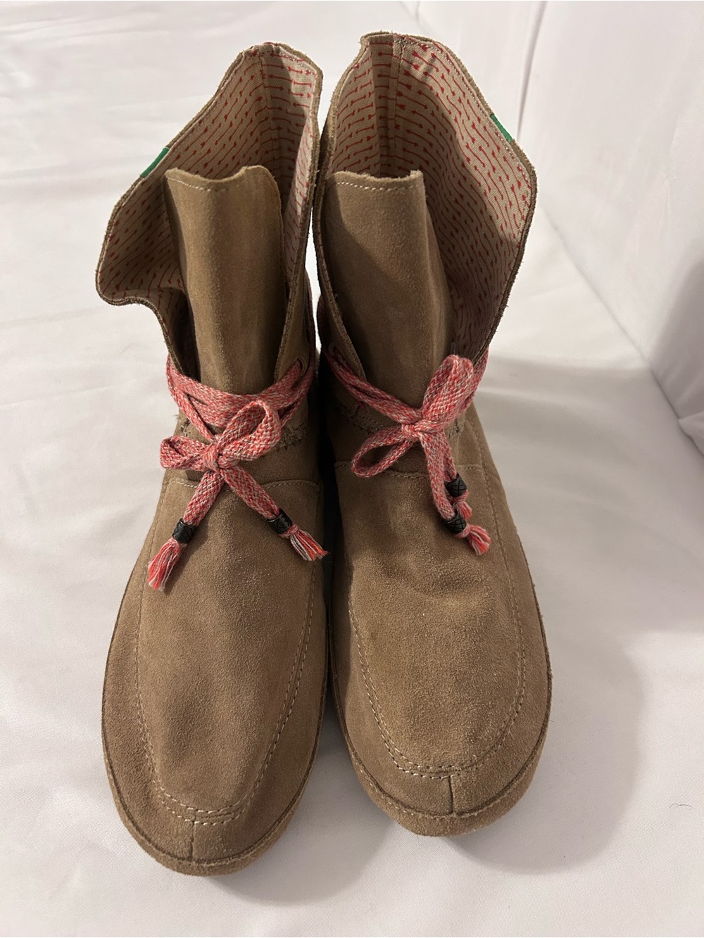 Sanuk Women’s Tan Suede Lace-Up Ankle Boots with Coral Laces